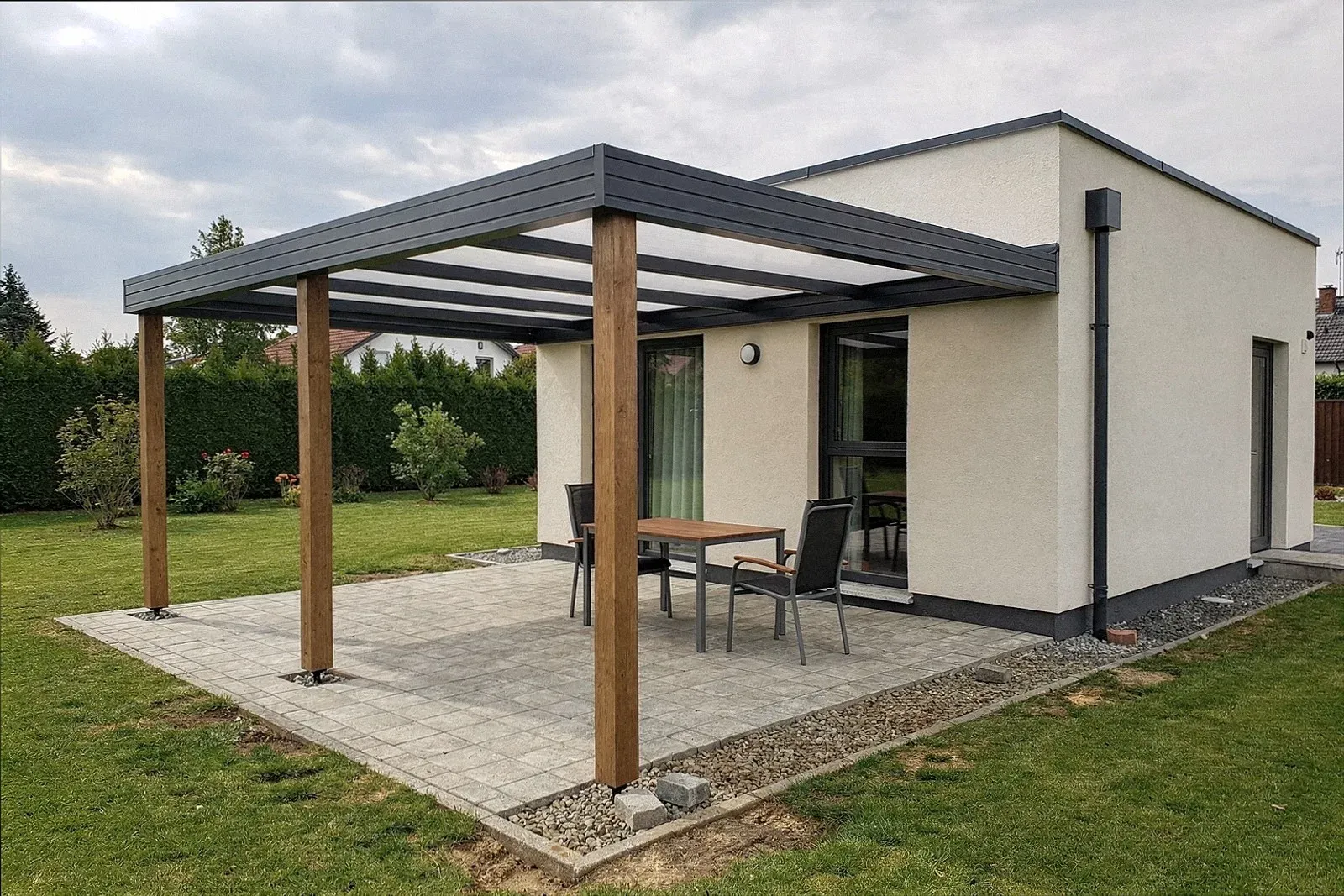 Fertiggestellte Glas-Terrassenüberdachung in Ulm
